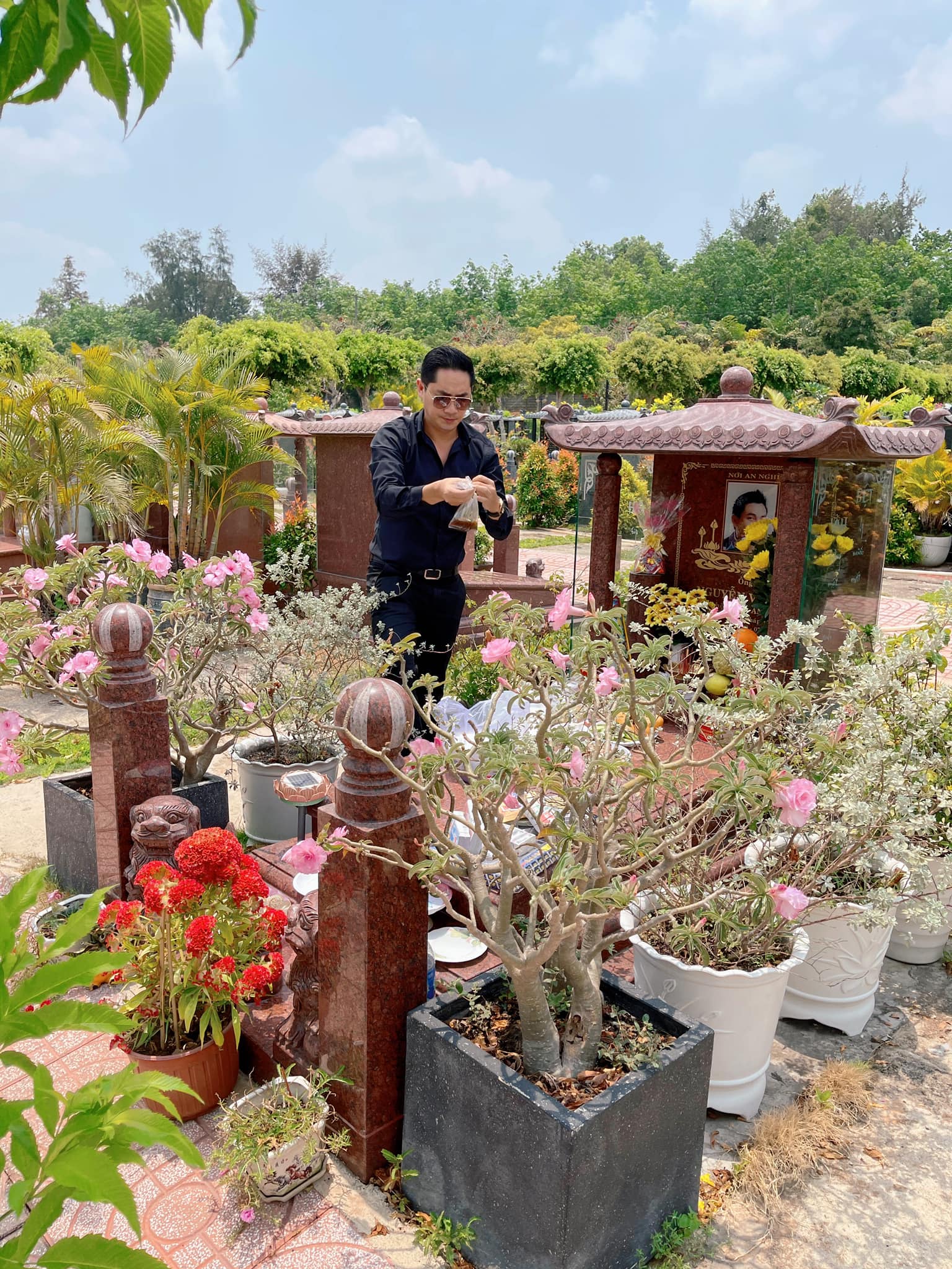 Minh Luân đi thăm mộ cố nghệ sĩ Anh Vũ, chuẩn bị toàn món ăn ngon để tưởng nhớ sau 2 năm ngày mất - ảnh 2