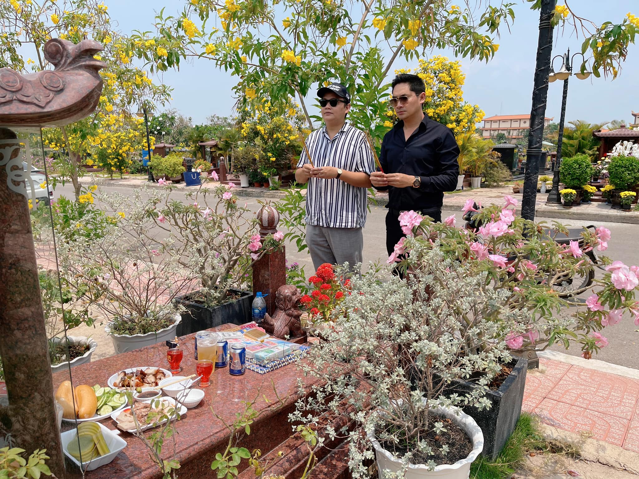 Minh Luân đi thăm mộ cố nghệ sĩ Anh Vũ, chuẩn bị toàn món ăn ngon để tưởng nhớ sau 2 năm ngày mất - ảnh 4