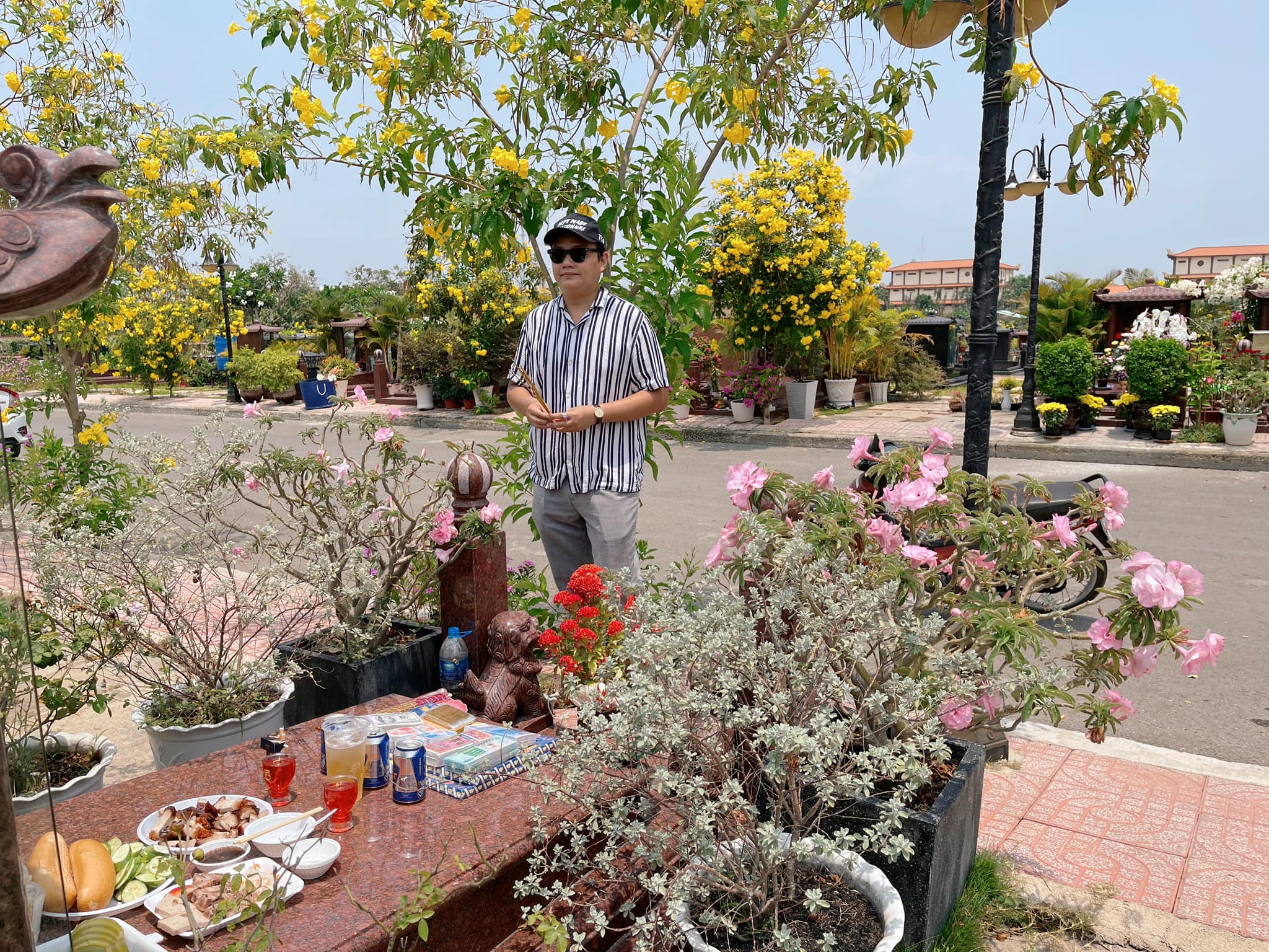 Minh Luân đi thăm mộ cố nghệ sĩ Anh Vũ, chuẩn bị toàn món ăn ngon để tưởng nhớ sau 2 năm ngày mất - ảnh 3