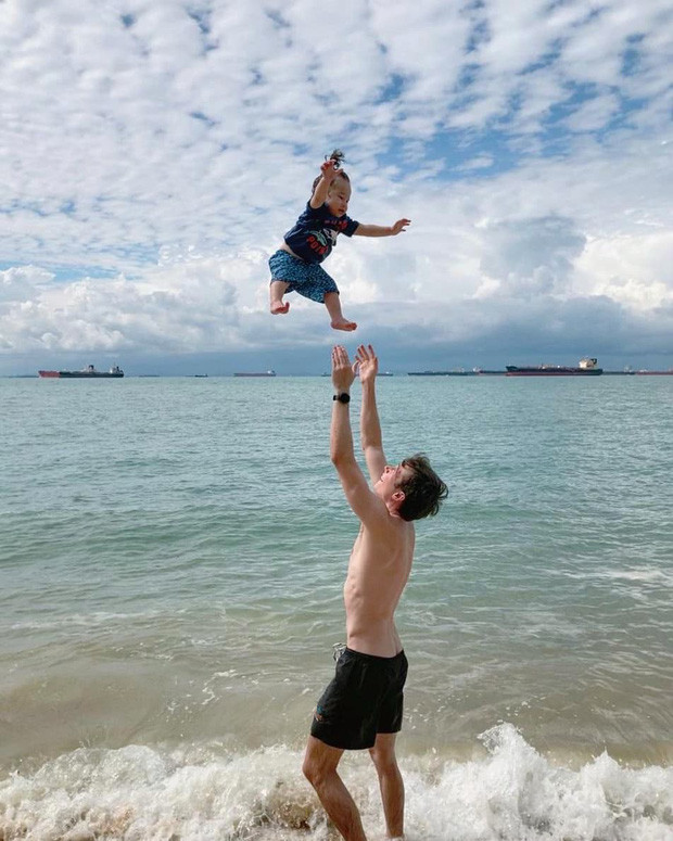  Vào cuối tháng 3 vừa qua, vợ chồng Hoàng Oanh đã đưa nhóc tỳ Max đi biển nghỉ mát ở Singapore và chụp về vô số khoảnh khắc lưu niệm. Đến mới đây trên Instagram cá nhân, ông xã ngoại quốc của nữ MC mới chia sẻ hình ảnh trong chuyến đi này và đáng nói lại khiến netizen một phen 'thót tim' khi tung con trai lên trời, để bé lơ lửng giữa không trung. Xem thêm  