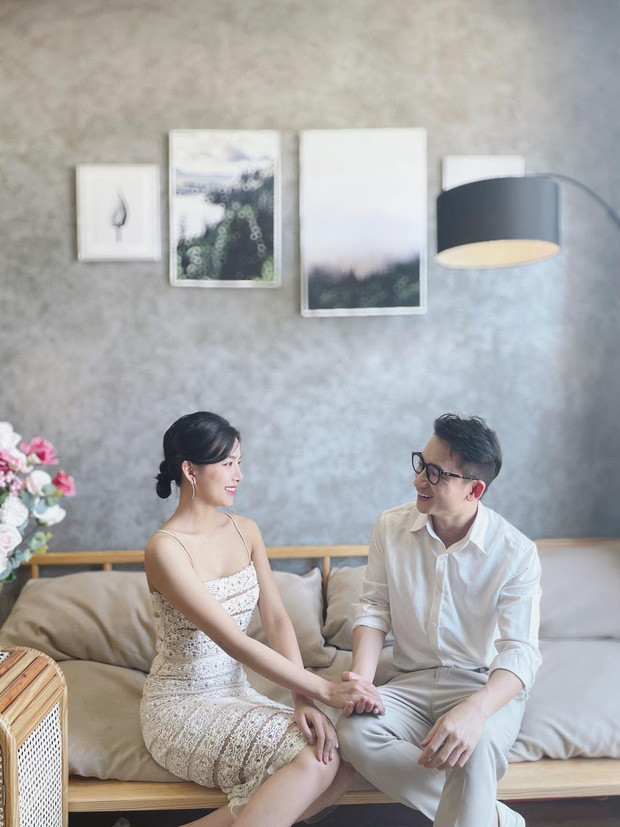 Cho đến hôm qua (ngày 1/4), Phan Mạnh Quỳnh bất ngờ đăng ảnh năm chặt tay bạn gái, khuôn mặt đầy hạnh phúc kèm dòng trạng thái ẩn ý về việc đang chuẩn bị hôn lễ: 'Wedding... Loading'. Dưới phần bình luận, người hâm mộ liên tục gửi lời chúc mừng nam ca sĩ Vợ Người Ta. Tuy nhiên một số netizen lại tỏ ra hoài nghi vì hôm qua là ngày Cá tháng Tư nên không biết Phan Mạnh Quỳnh liệu đang 'thả cá' hay mượn cớ hé lộ luôn tin vui đây?
Xem thêm