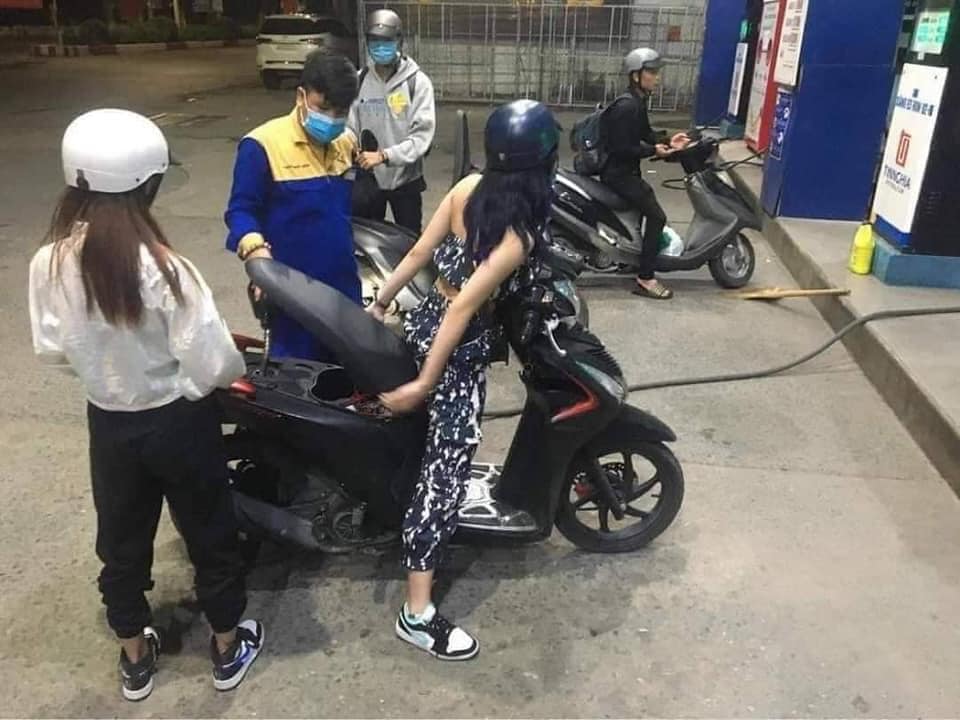 Đến trạm đổ xăng, cô gái ngồi yên trên xe máy để mặc cho nhân viên rơi vào tình huống 'khó xử' - ảnh 1