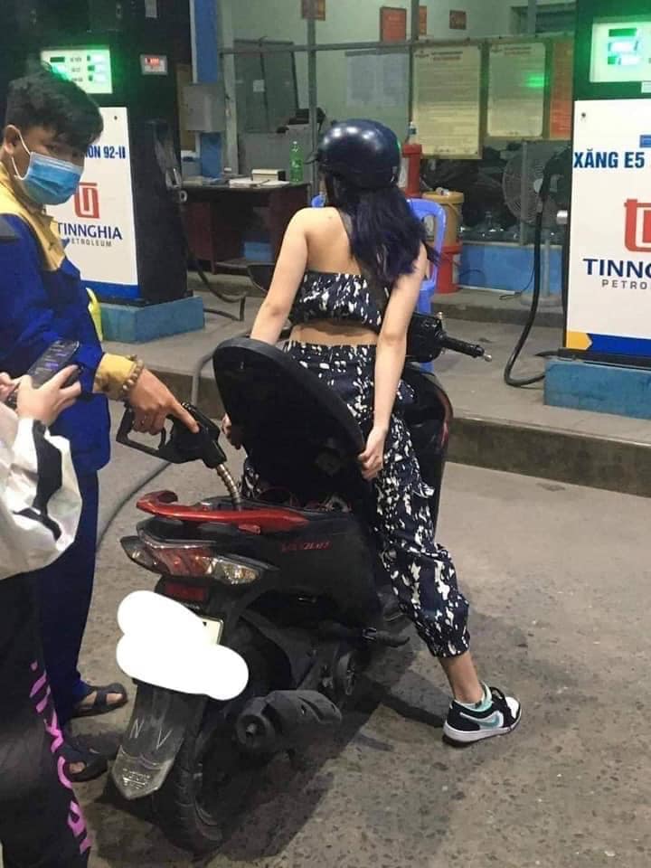 Đến trạm đổ xăng, cô gái ngồi yên trên xe máy để mặc cho nhân viên rơi vào tình huống 'khó xử' - ảnh 2