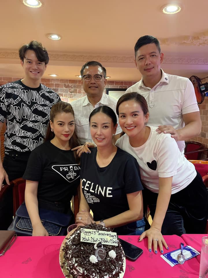 Trương Ngọc Ánh dẫn theo tình trẻ kém 14 tuổi đến tiệc mừng 13 năm ngày cưới của vợ chồng Bình Minh - ảnh 1