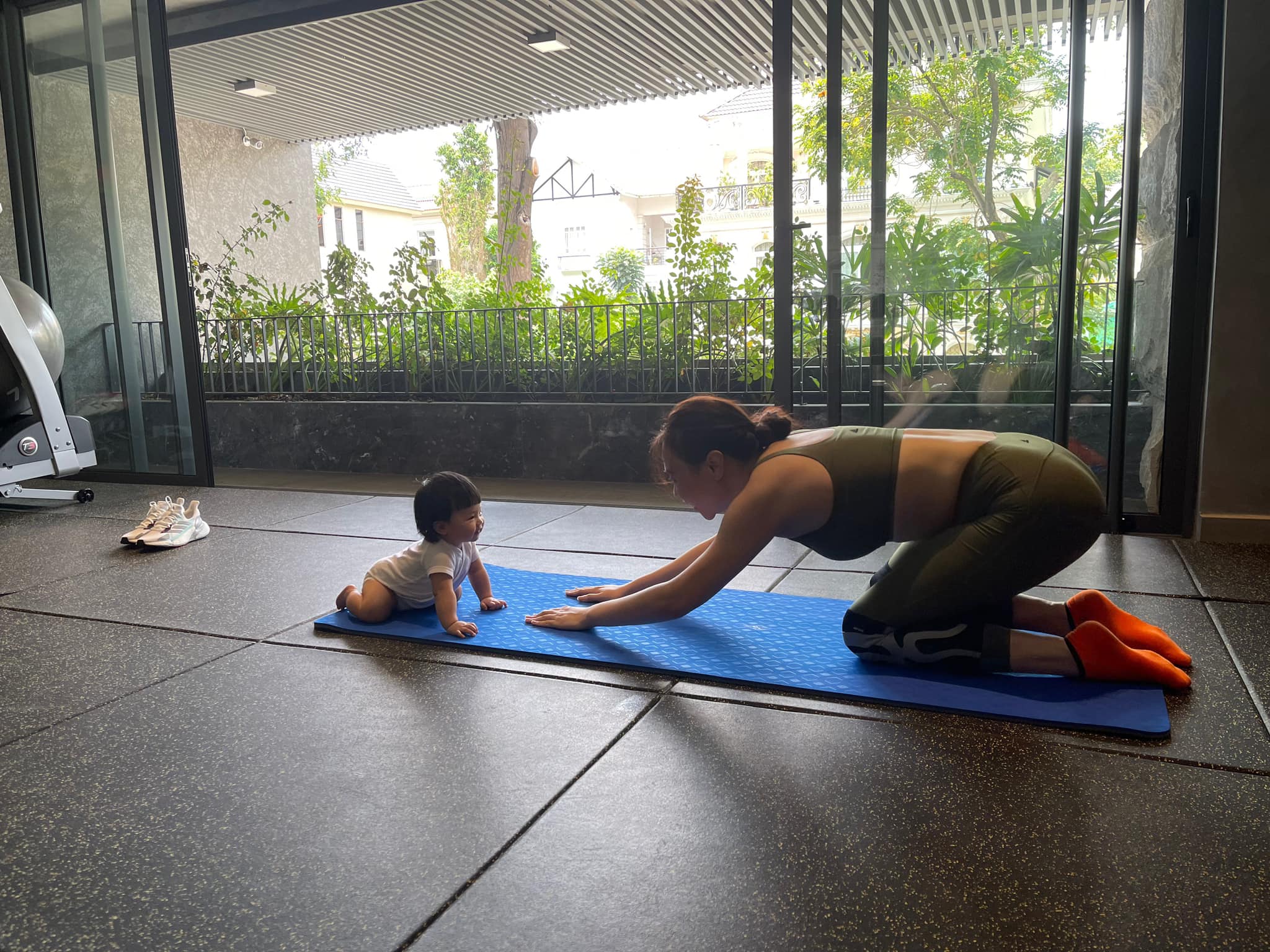 Con gái Đàm Thu Trang mới có từng tuổi đã biết tập yoga cùng mẹ, Cường Đô La tiết lộ vai trò phía sau? - ảnh 2