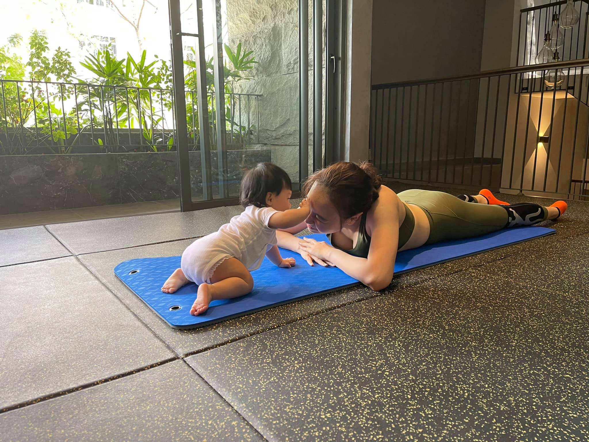 Con gái Đàm Thu Trang mới có từng tuổi đã biết tập yoga cùng mẹ, Cường Đô La tiết lộ vai trò phía sau? - ảnh 1