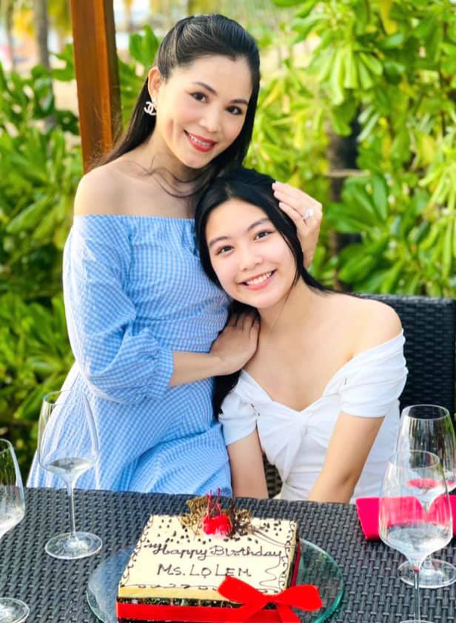 Trước đó Dạ Thảo - bà xã MC Quyền Linh cũng đăng ảnh tiệc sinh nhật cho con gái đầu ở Phú Quốc. Tại bữa tiệc, Lọ Lem và Hạt Dẻ diện đầm trắng đẹp như công chúa, biến sinh nhật thành 'bữa tiệc visual'.