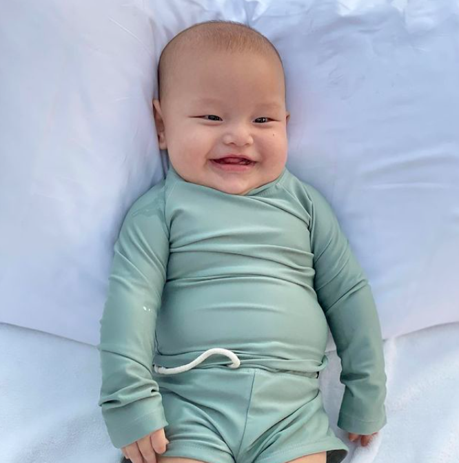 Khoe ảnh ôm ấp con gái Lisa, Hồ Ngọc Hà để lộ chi tiết ngọt ngào khiến fan tan chảy