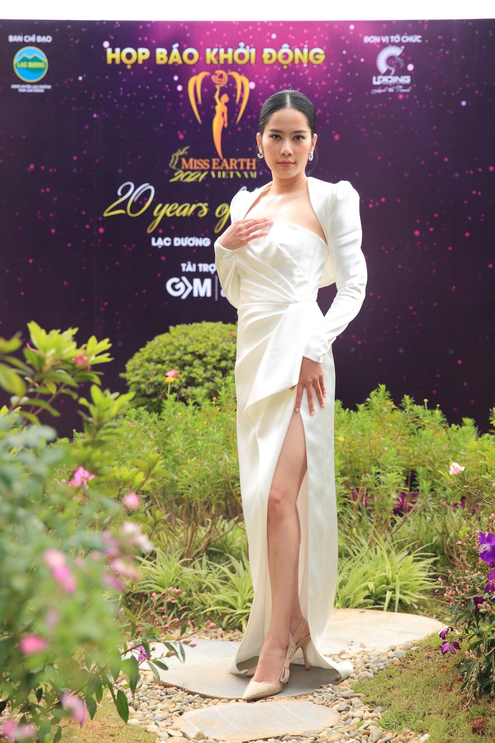 

Hoa khôi Nam Em - Top 8 Miss Earth 2016 xuất hiện với nhan sắc rạng rỡ, gây chú ý với chiếc váy xẻ tà cao để lộ đôi chân dài và khoe vẻ đẹp quyến rũ của mình. 