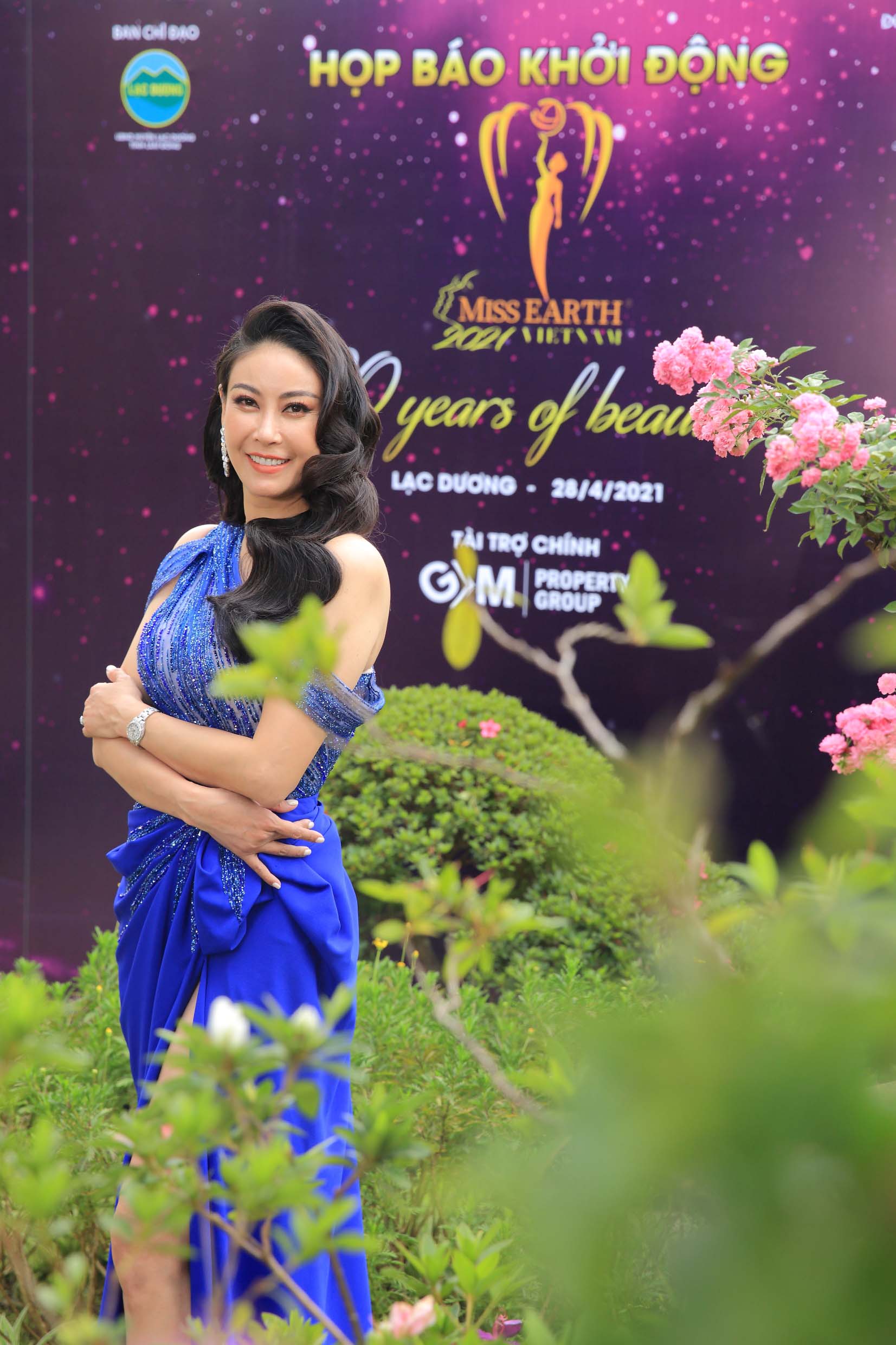 Hoa hậu Việt Nam - Hà Kiều Anh diện thiết kế dạ hội xanh biển làm tôn lên vẻ đẹp không tuổi mà bất kỳ đàn em nào cũng ngưỡng mộ.