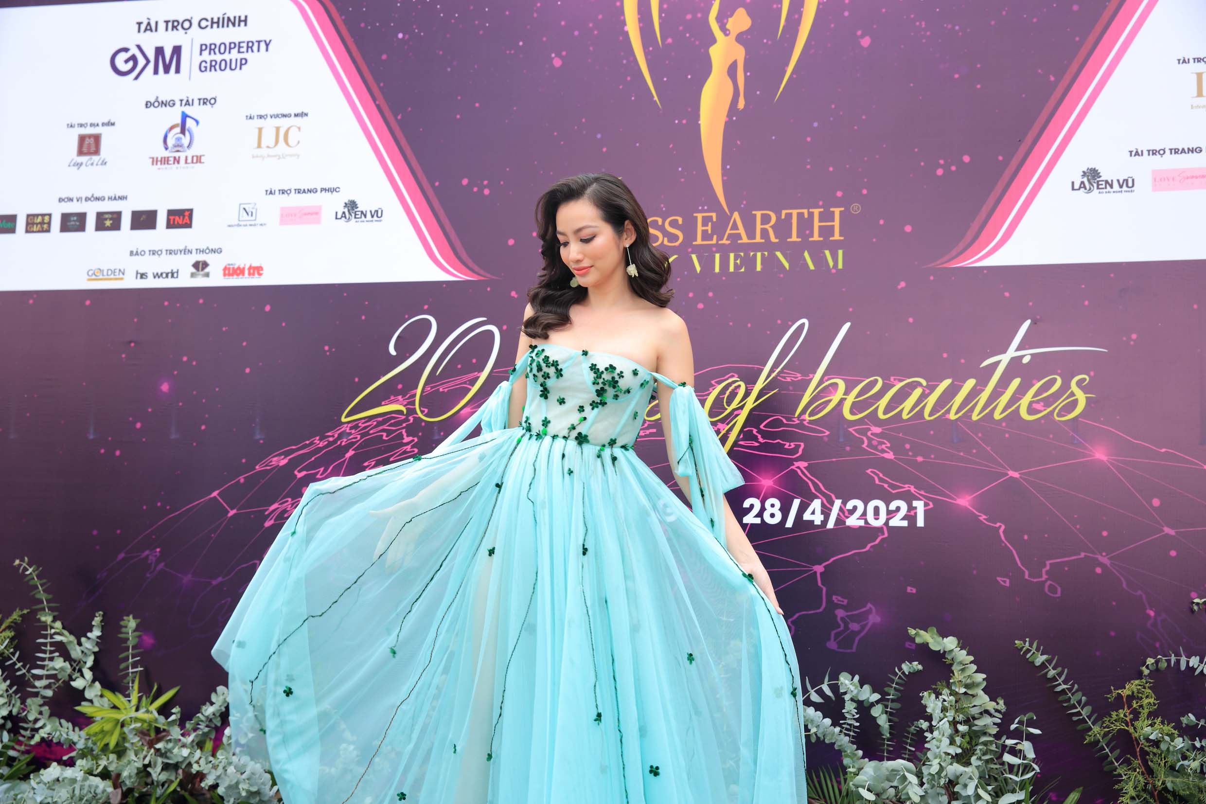 Trương Tri Trúc Diễm - Miss Earth Vietnam 2007 xuất hiện với thiết kế váy hoa nữ tính. Với những kinh nghiệm có được khi hoạt động showbiz, đặc biệt là kinh nghiệm khi dự thi nhan sắc, cô được ban tổ chức ưu ái trở thành giám khảo Miss Earth Vietnam 2021.