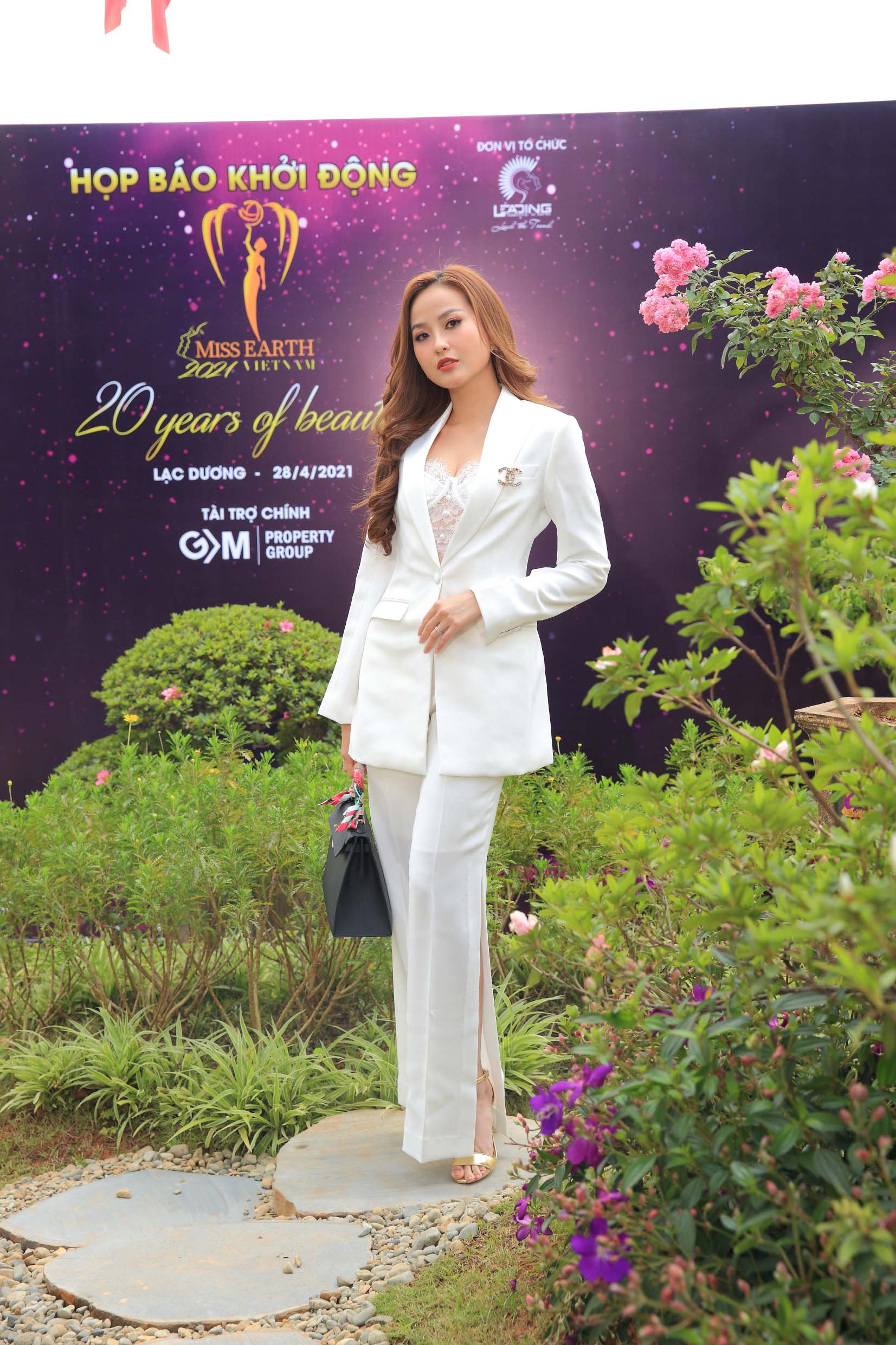 Hoa hậu Hoàn cầu 2018 - Khánh Ngân diện thiết kế menswear thanh lịch khoe nhan sắc ngày càng thăng hạng.