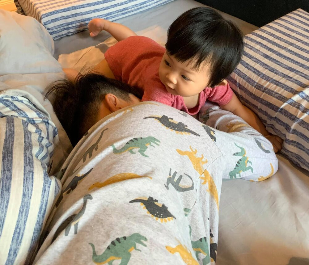 Đàm Thu Trang khoe cảnh con gái làm chị đại trong nhà: Khi chị ngủ phải nói khẽ cười duyên