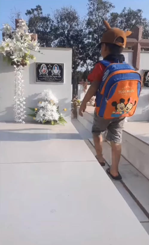 Xúc động trước khoảnh khắc người bố chở con trai ra nghĩa trang để thăm và hôn lên di ảnh mẹ