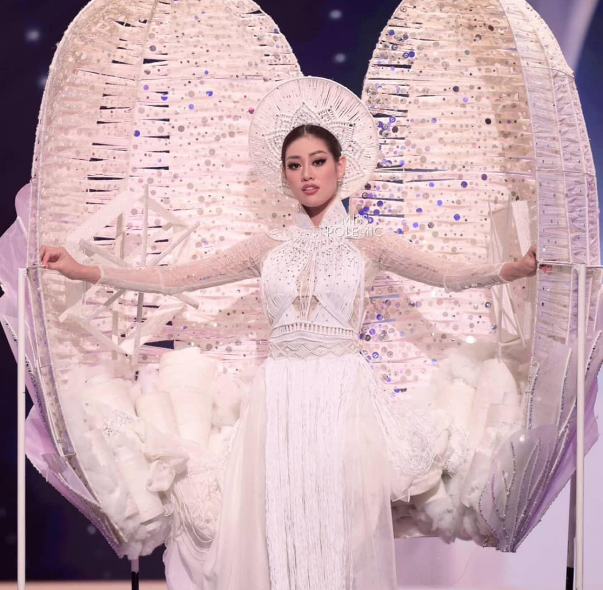 Khánh Vân được Miss Universe 2018 dự đoán Kén Em loạt vào Top 6 National Costumes