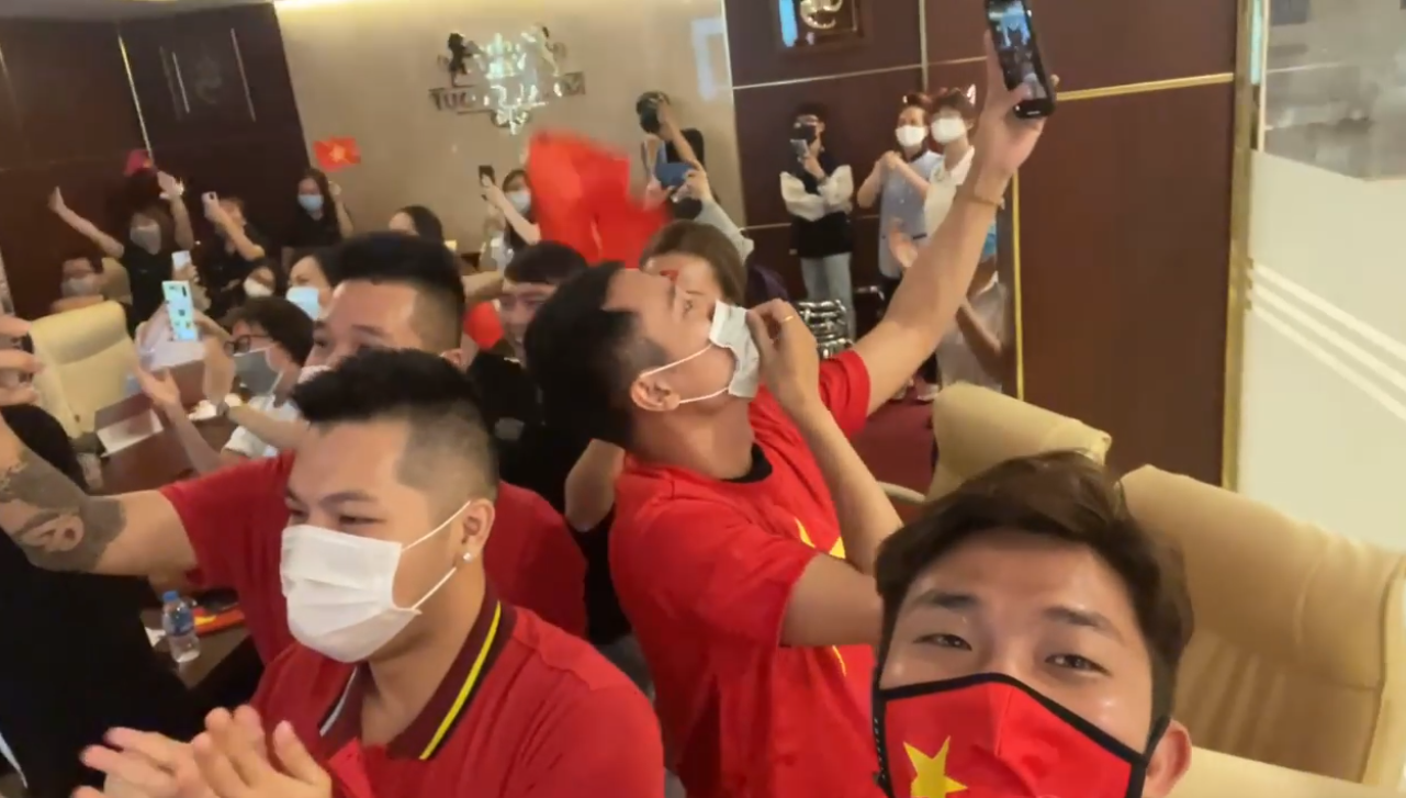 Không khí cổ vũ Khánh Vân tại Việt Nam: Dàn hậu đồng loạt diện màu cờ sắc áo trực chờ bên thềm chung kết - ảnh 3