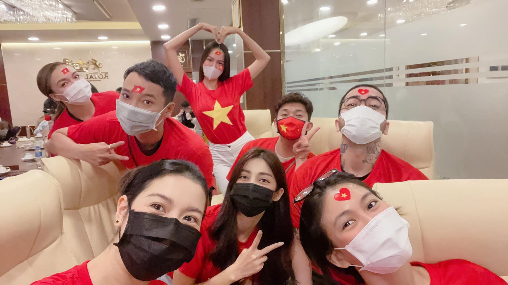 Không khí cổ vũ Khánh Vân tại Việt Nam: Dàn hậu đồng loạt diện màu cờ sắc áo trực chờ bên thềm chung kết - ảnh 2