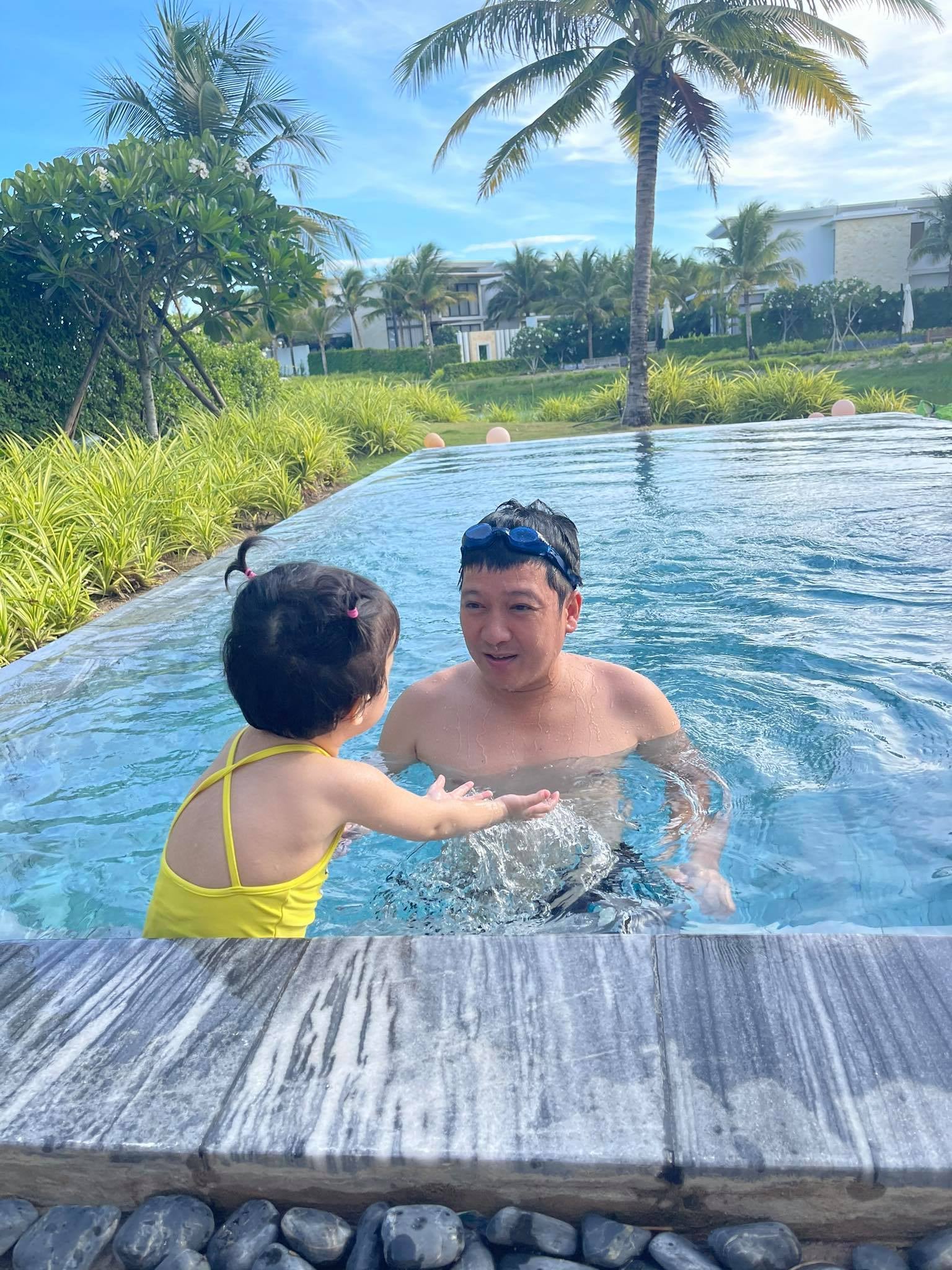 Trường Giang đưa con gái cưng đi bơi, khoảnh khắc hai bố con nghịch nước gây bão MXH
