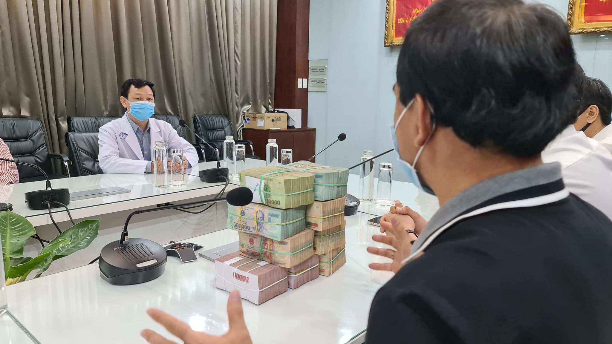 Quyền Linh cùng bạn bè quyên góp 2 tỷ hỗ trợ Bắc Giang chống dịch, CĐM khen ngợi: Không bao giờ làm thất vọng