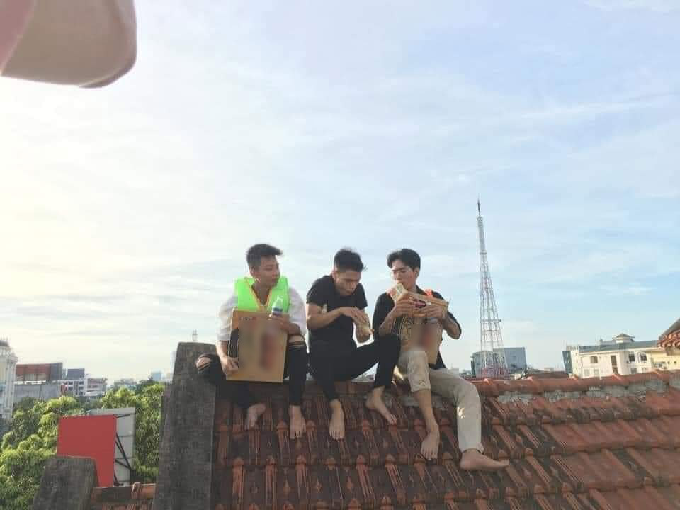 3 thanh niên 'gây sốt' khi leo nóc nhà chụp hình cùng thùng mì tôm dưới cái nắng 40 độ - ảnh 3