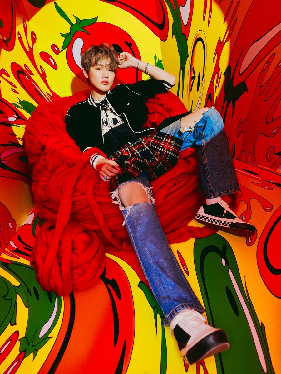 NCT là một trong số ít các nhóm nhạc nam mặc váy của Kpop. Các thành viên đã có những lần diện váy trong các video âm nhạc, buổi biểu diễn hay các bức ảnh concept và thậm chí là các buổi trao giải.