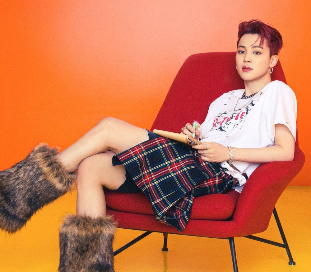 Các chàng trai BTS cũng nhiều lần làm fan đứng ngồi không yên khi theo đuổi phong cách unisex. Họ đã mặc váy cho các buổi chụp hình, quay video ca nhạc và cả trên đường phố như trang phục bình thường. Gần đây nhất, Jimin đã khiến người hâm mộ mê mẩn với chiếc váy trong bộ ảnh concept “Butter”.