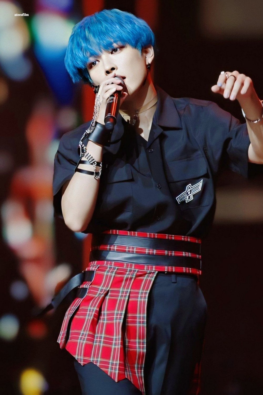

Hongjoong không chỉ là trưởng nhóm của ATEEZ - anh còn là người đi đầu trong ngành thời trang. Trong sự kiện “INCEPTION” và “THANXX”, ATEEZ gây chú ý với chiếc váy của mình và thậm chí còn yêu cầu nhà tạo mẫu thiết kế thêm nhiều mẫu váy để cho vào BST cá nhân. 