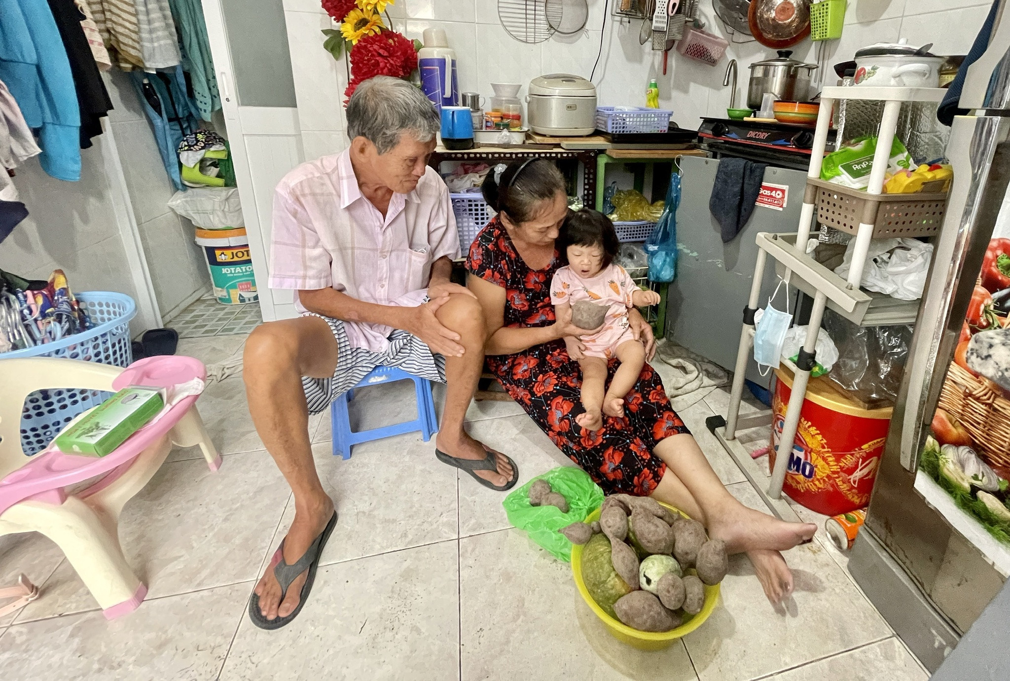 Cô Tiên kêu gọi 60 triệu giúp đỡ gia đình mắc kẹt tại Sài Gòn, cả nhà phải cầm CMND lấy tiền ăn
