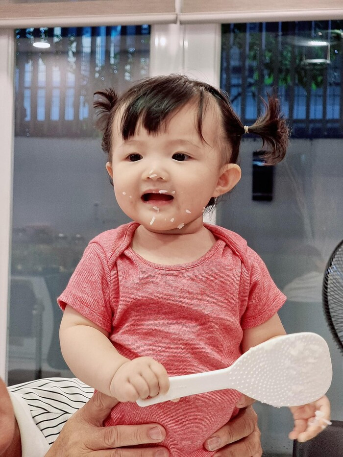 Chưa đầy 1 tuổi, con gái Đông Nhi đã tập tành ăn cơm, nhìn cảnh be bét trên miệng khiến fan bật cười