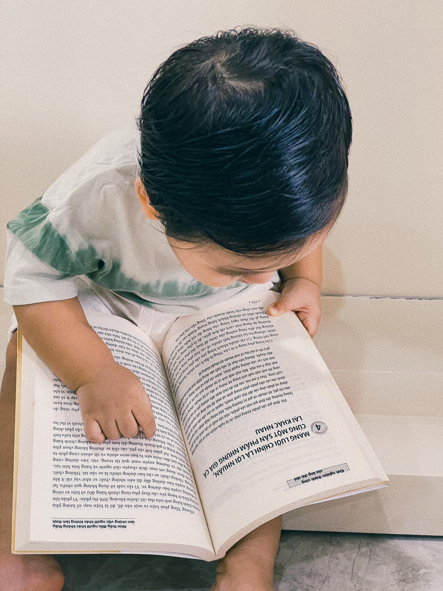 Mới hơn 1 tuổi con trai Hòa Minzy đã mê đọc sách, thái độ chăm chú đúng chuẩn dân tri thức