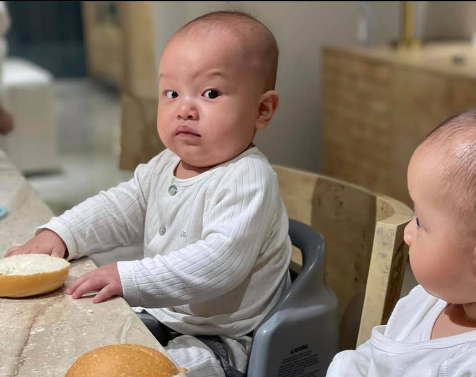 Vợ chồng Hồ Ngọc Hà trở thành đầu bếp toát hết mồ hôi trước biểu cảm của hai vị khách khó tính Chắc có vẻ như Leon đang xoay sở khi thưởng thức chiếc bánh mì được hai đầu bếp chuẩn bị cho mình.