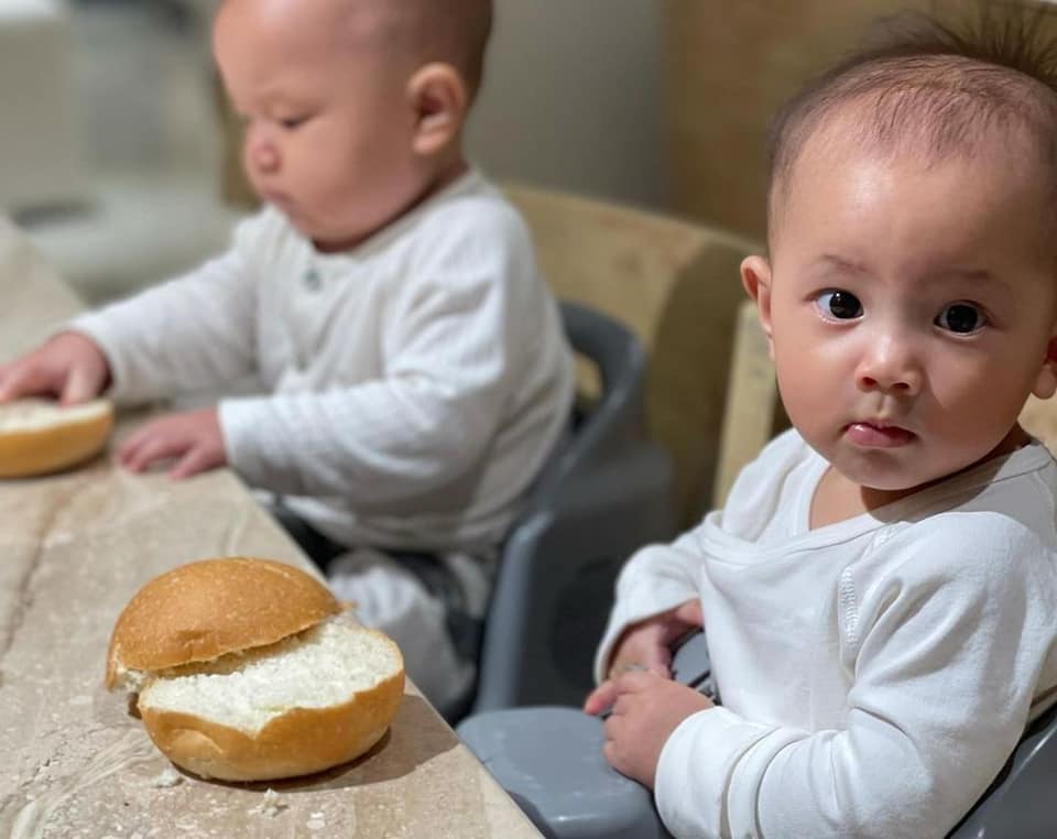 Vợ chồng Hồ Ngọc Hà trở thành đầu bếp toát hết mồ hôi trước biểu cảm của hai vị khách khó tính Trong khi chị ba Lisa lại trầm lặng và rất dịu dàng, nữ tính...