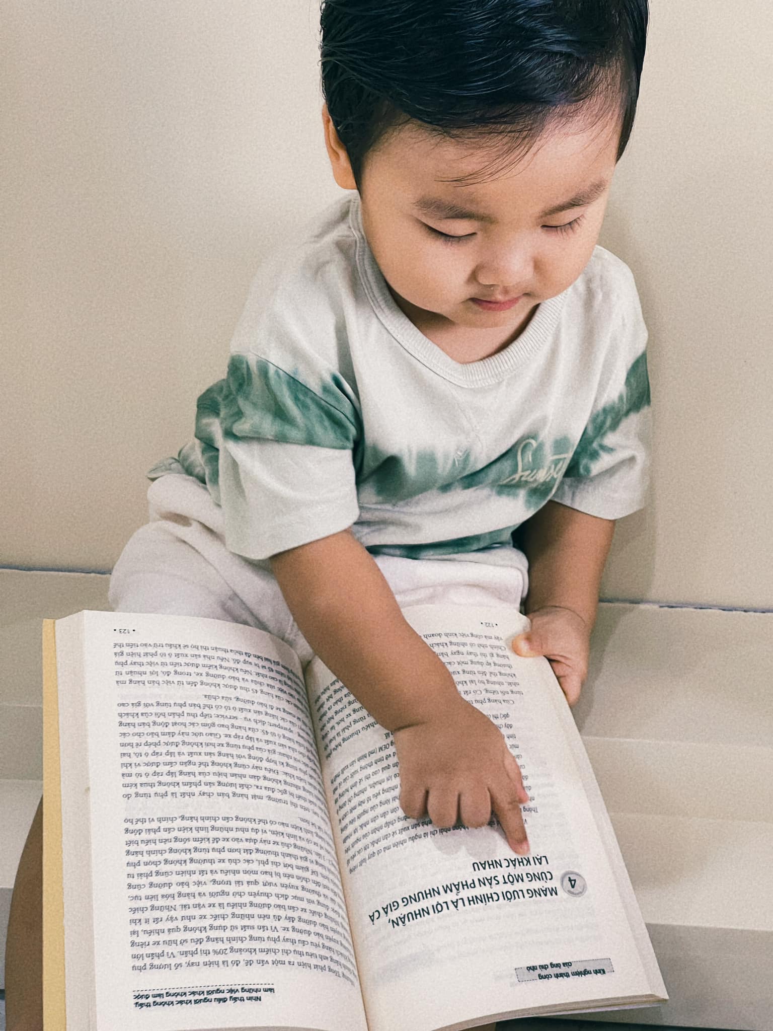 Mới hơn 1 tuổi con trai Hòa Minzy đã mê đọc sách, thái độ chăm chú đúng chuẩn dân tri thức