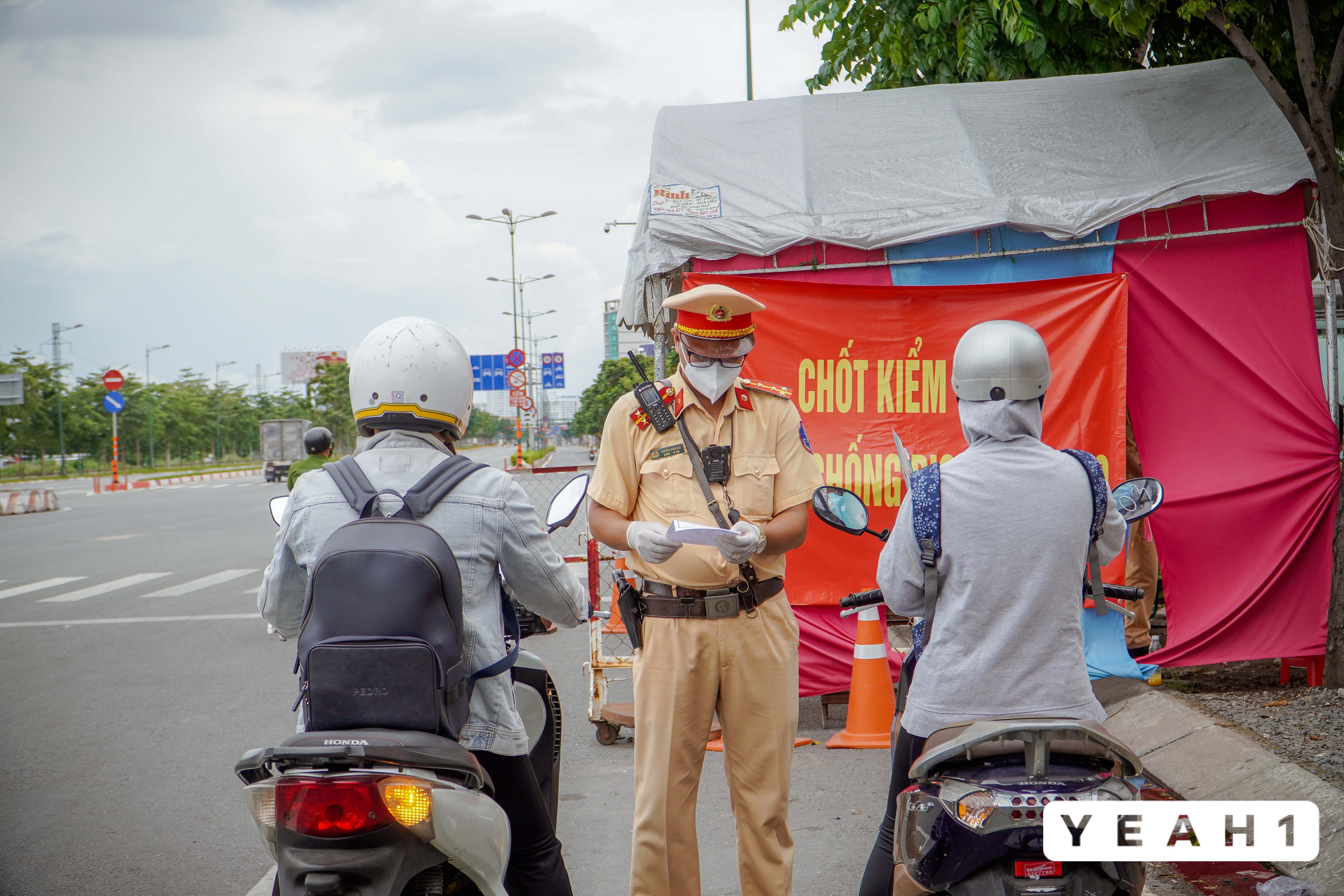 Công tác kiểm soát dịch trên đại lộ Phạm Văn Đồng.