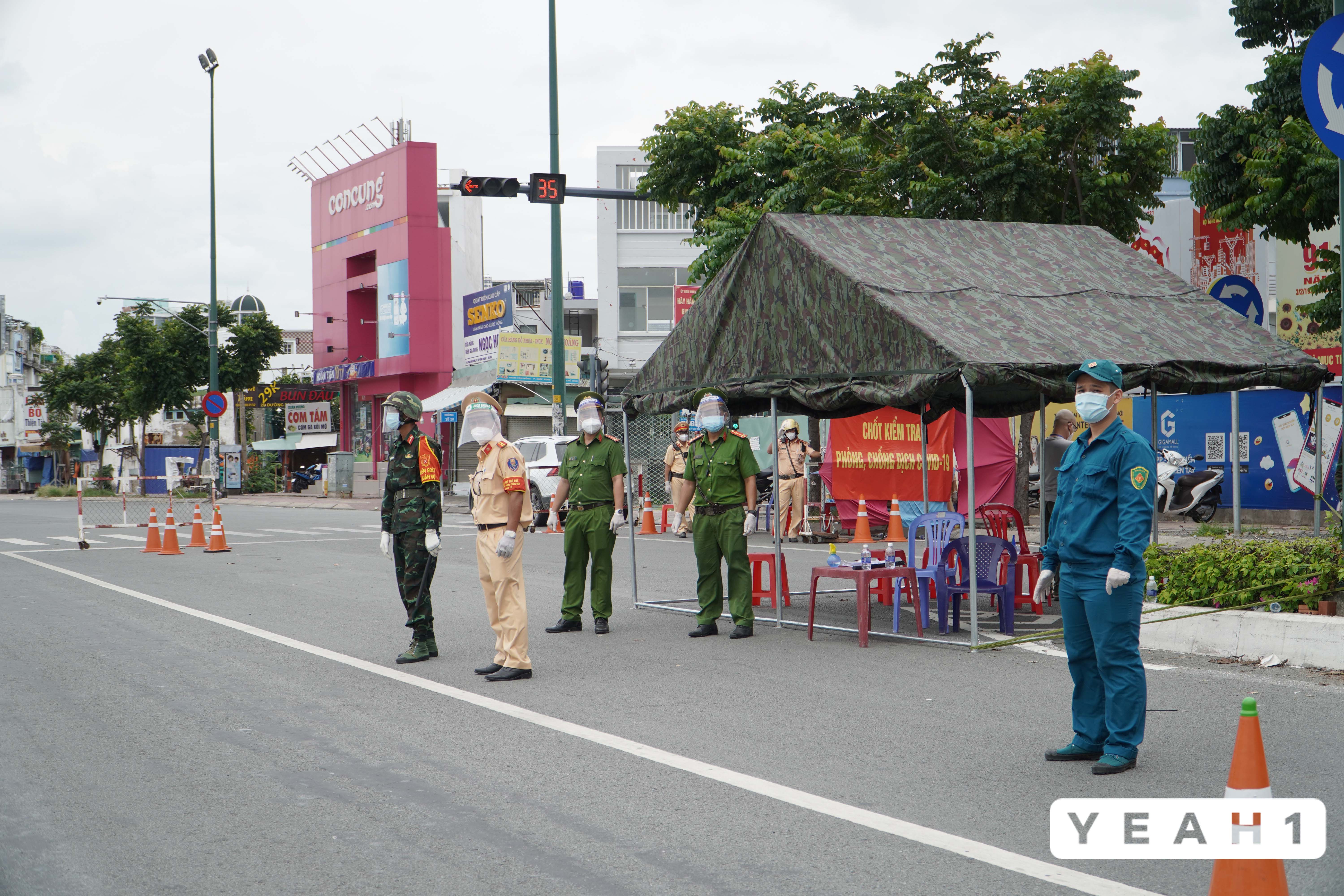 Chốt kiểm soát tâm dịch trên đại lộ Phạm Văn Đồng: Người dân chấp hành tốt, không có trường hợp vi phạm - ảnh 1