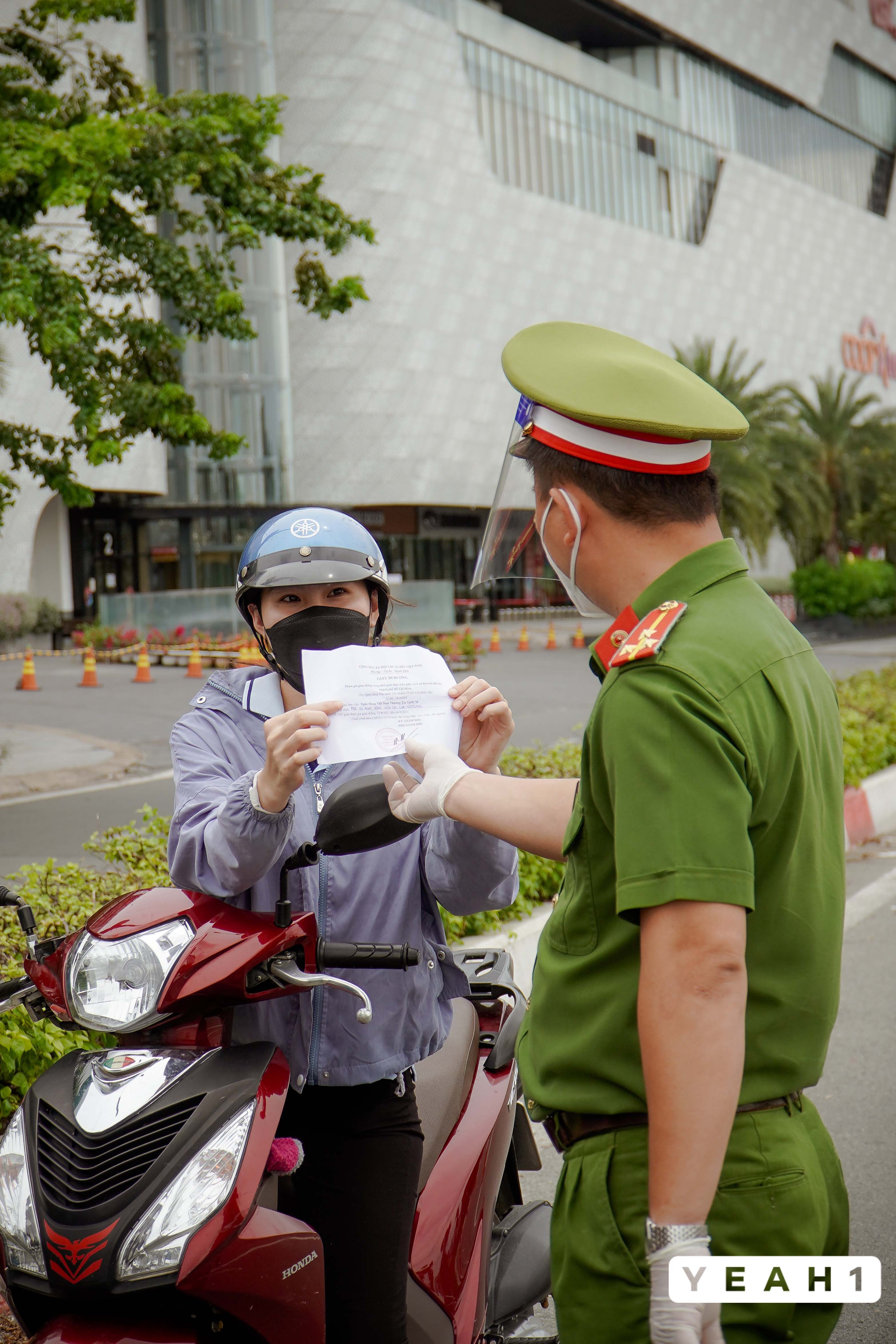 Người dân ra đường nghiêm chỉnh chấp hành lệnh.