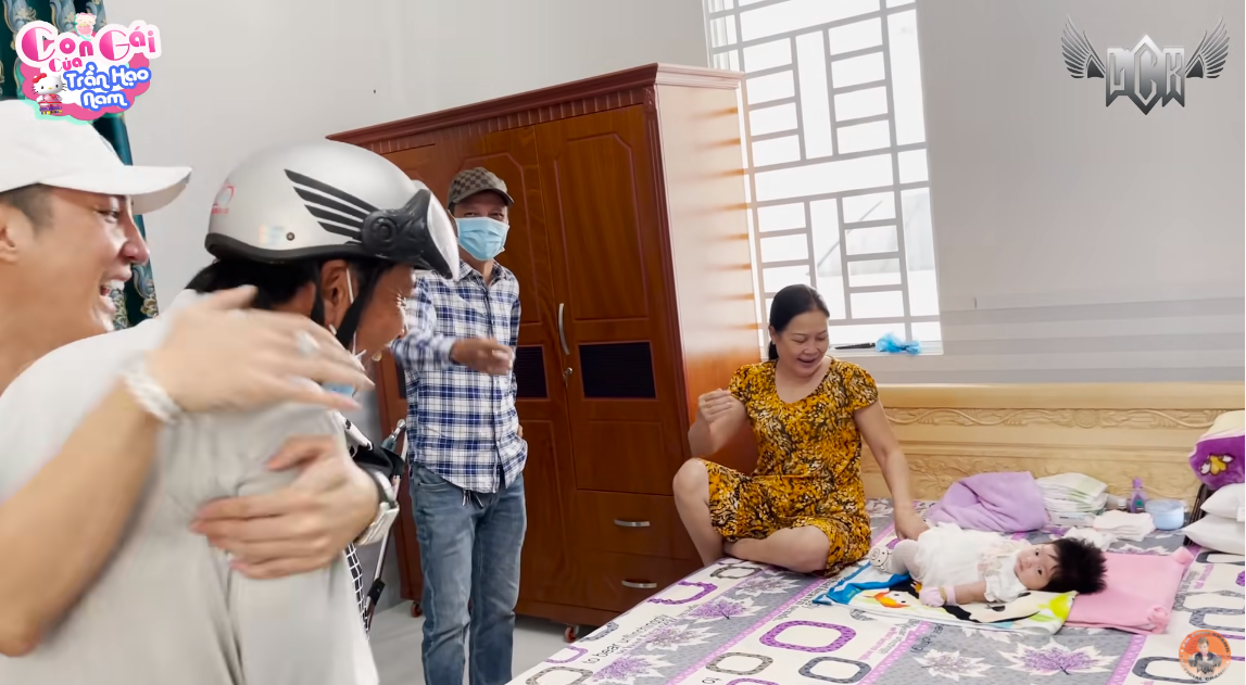Lâm Chấn Khang đưa con gái về quê ra mắt, phản ứng ba mẹ nam ca sĩ lần đầu gặp cháu gây chú ý