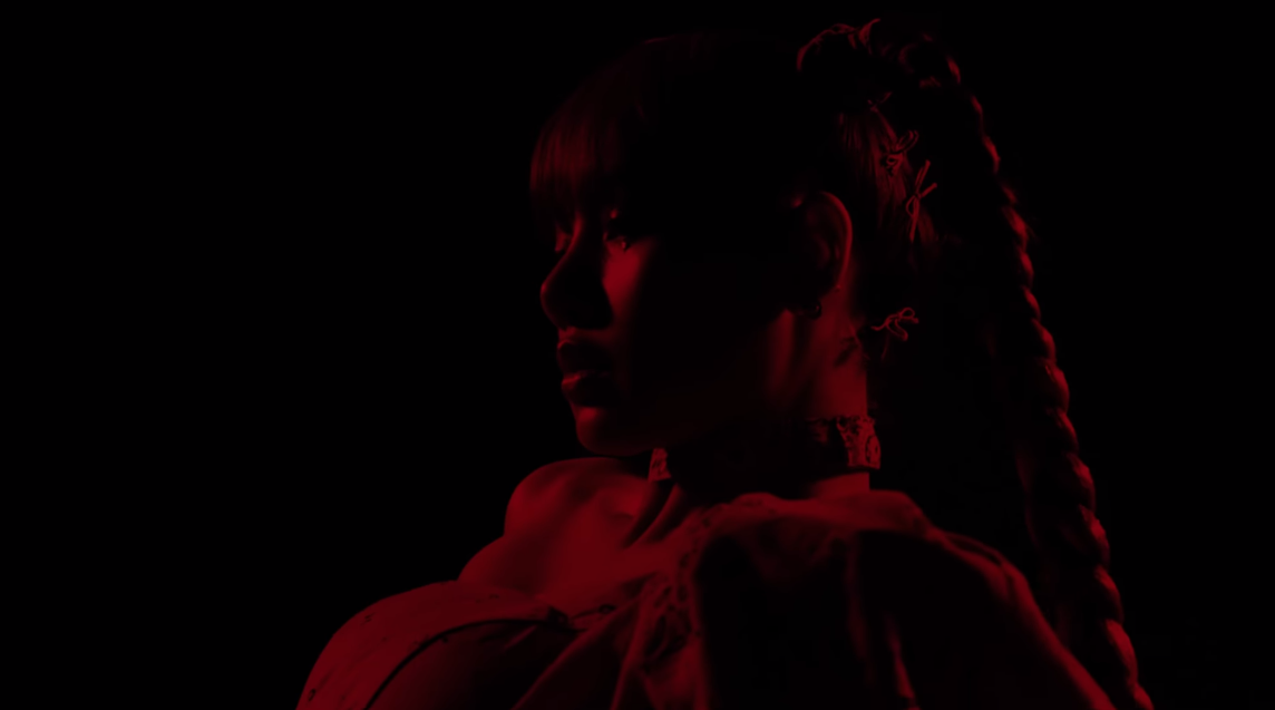 Lisa (BLACKPINK) 'nhá hàng'cho album debut solo, chỉ với 26s thả dáng cũng khiến MV đạt view khủng - ảnh 1