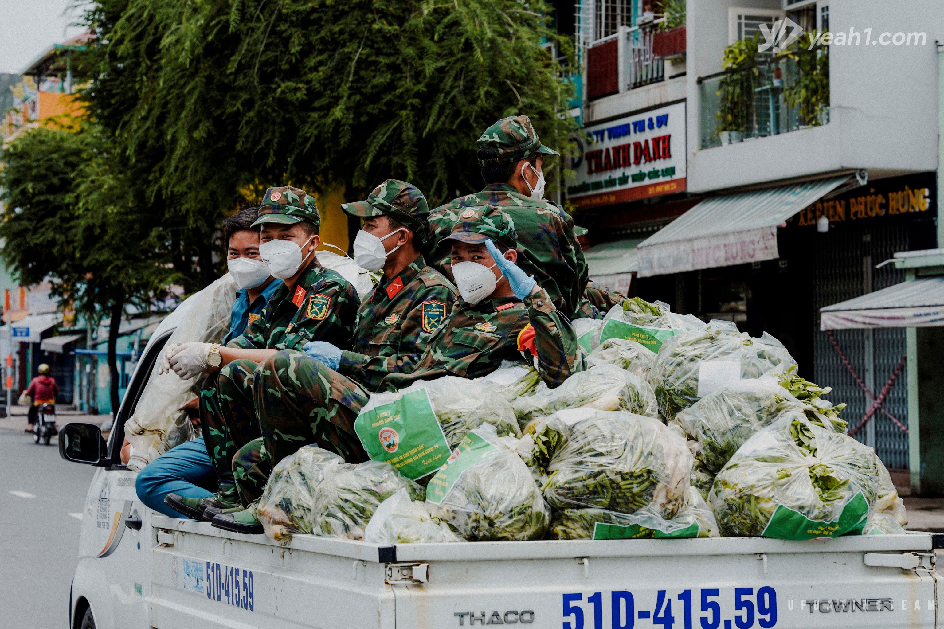 Giữa cái nắng gay gắt, các chiến sĩ bộ đội vẫn không ngại gian nan, mệt nhọc để mang từng bó rau tươi xanh về cho người dân Sài Gòn chống dịch.