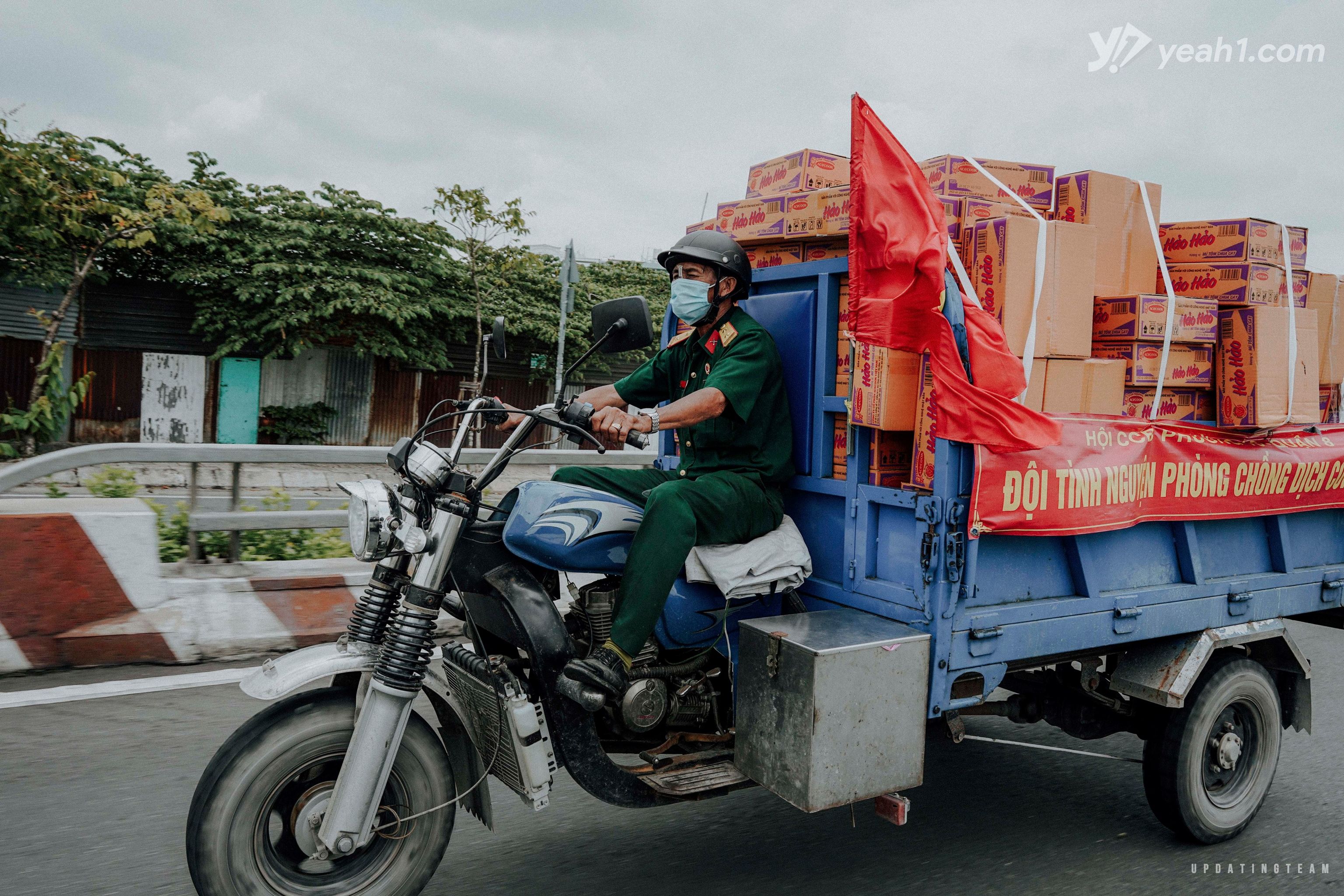 Một Sĩ quan - Trung tá thuộc Quân đội Nhân dân Việt Nam đích thân lái xe vận chuyển mì gói phân phát cho bà con và khu vực cách ly, phong tỏa. 