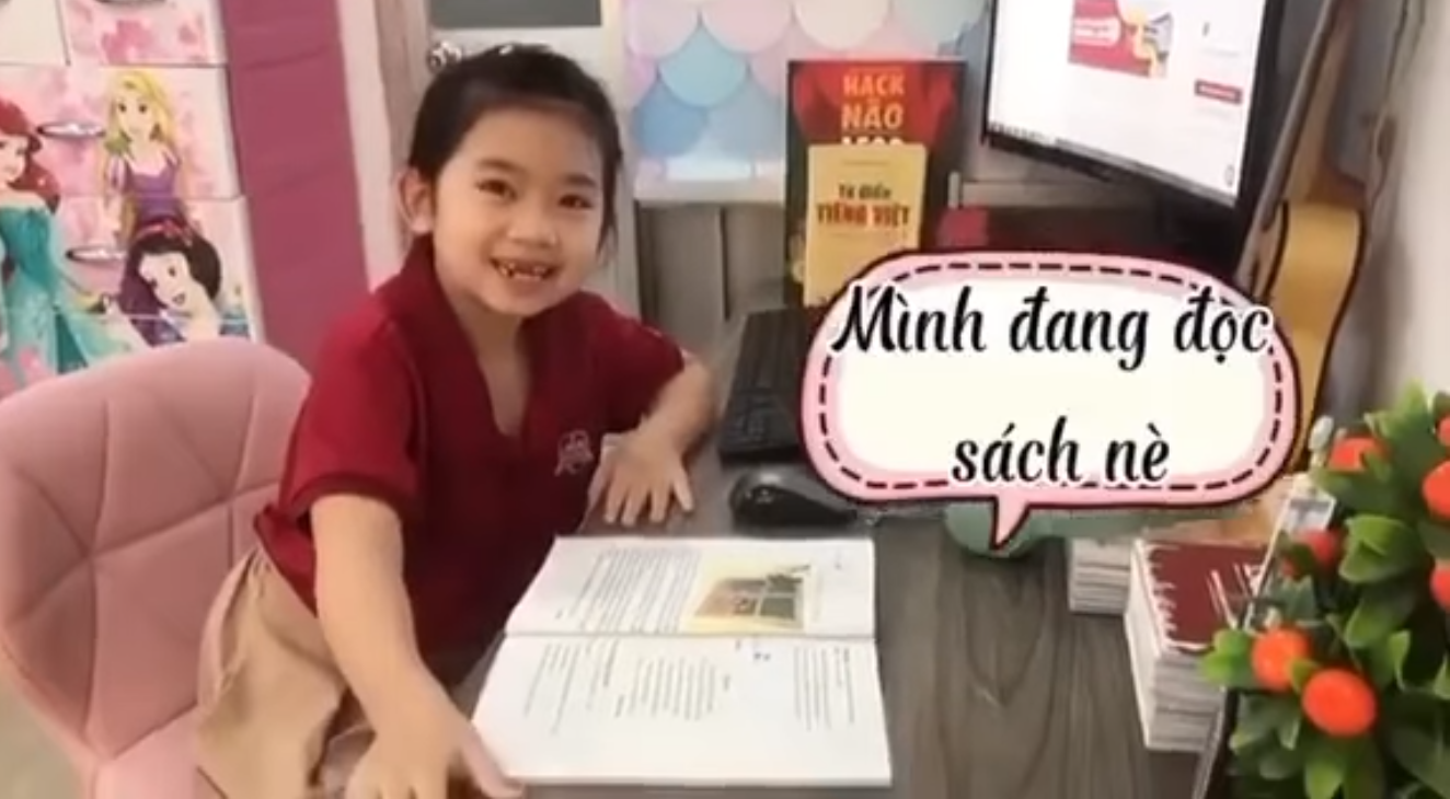 Sau 1 năm vắng mẹ, con gái Mai Phương đã lớn phổng phao và dạn dĩ khi làm clip giới thiệu góc học tập - ảnh 3