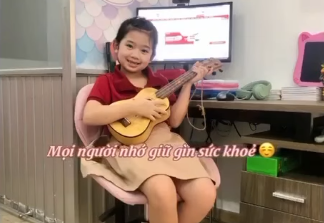 Sau 1 năm vắng mẹ, con gái Mai Phương đã lớn phổng phao và dạn dĩ khi làm clip giới thiệu góc học tập - ảnh 4