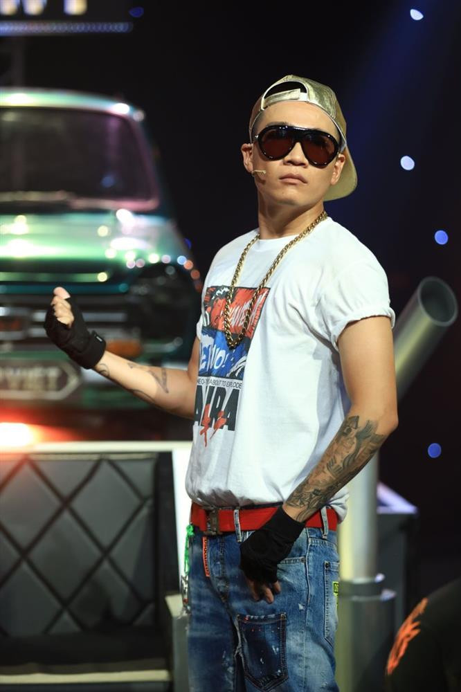 Outfit ‘khó hiểu’ của Wowy tại Rap Việt gây tranh cãi dữ dội