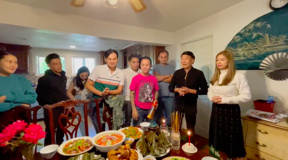 Nghệ sĩ tụ họp làm mâm cúng cố ca sĩ Vân Quang Long tại nhà riêng ở Mỹ sau 9 tháng ngày mất - ảnh 8