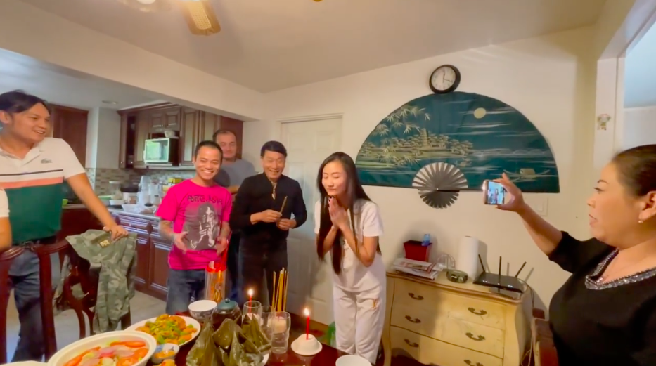 Nghệ sĩ tụ họp làm mâm cúng cố ca sĩ Vân Quang Long tại nhà riêng ở Mỹ sau 9 tháng ngày mất - ảnh 1