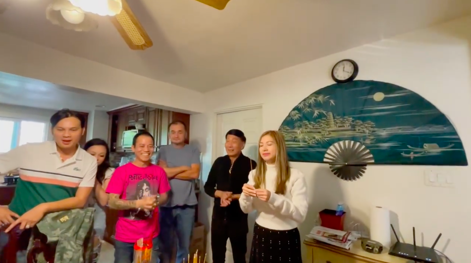 Nghệ sĩ tụ họp làm mâm cúng cố ca sĩ Vân Quang Long tại nhà riêng ở Mỹ sau 9 tháng ngày mất - ảnh 7
