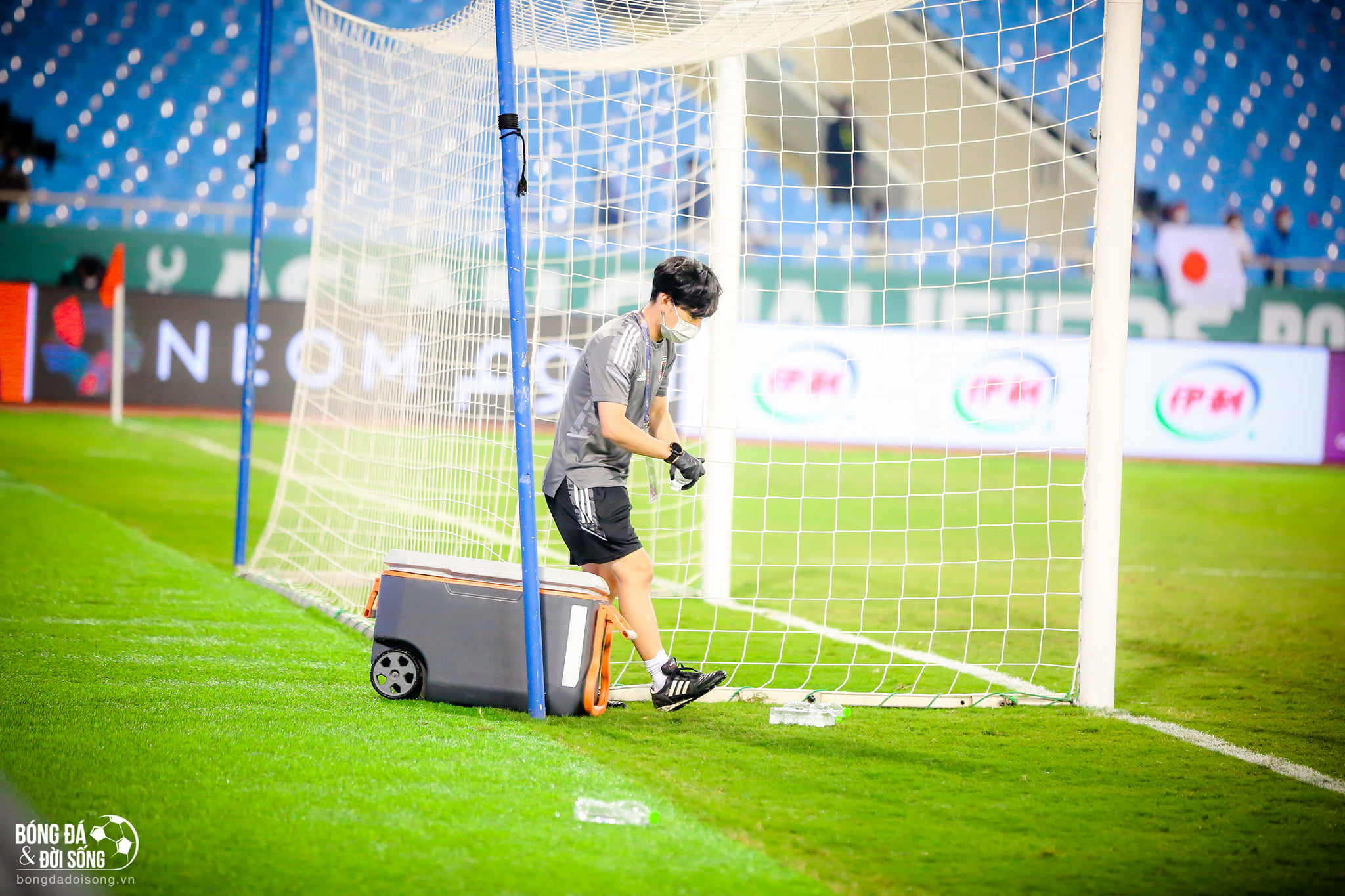 Hành động đẹp: Một thành viên của ĐT Nhật Bản đã đi quanh sân cỏ nhặt hết chai nước mà hai đội bỏ sót sau trận đấu - ảnh 2
