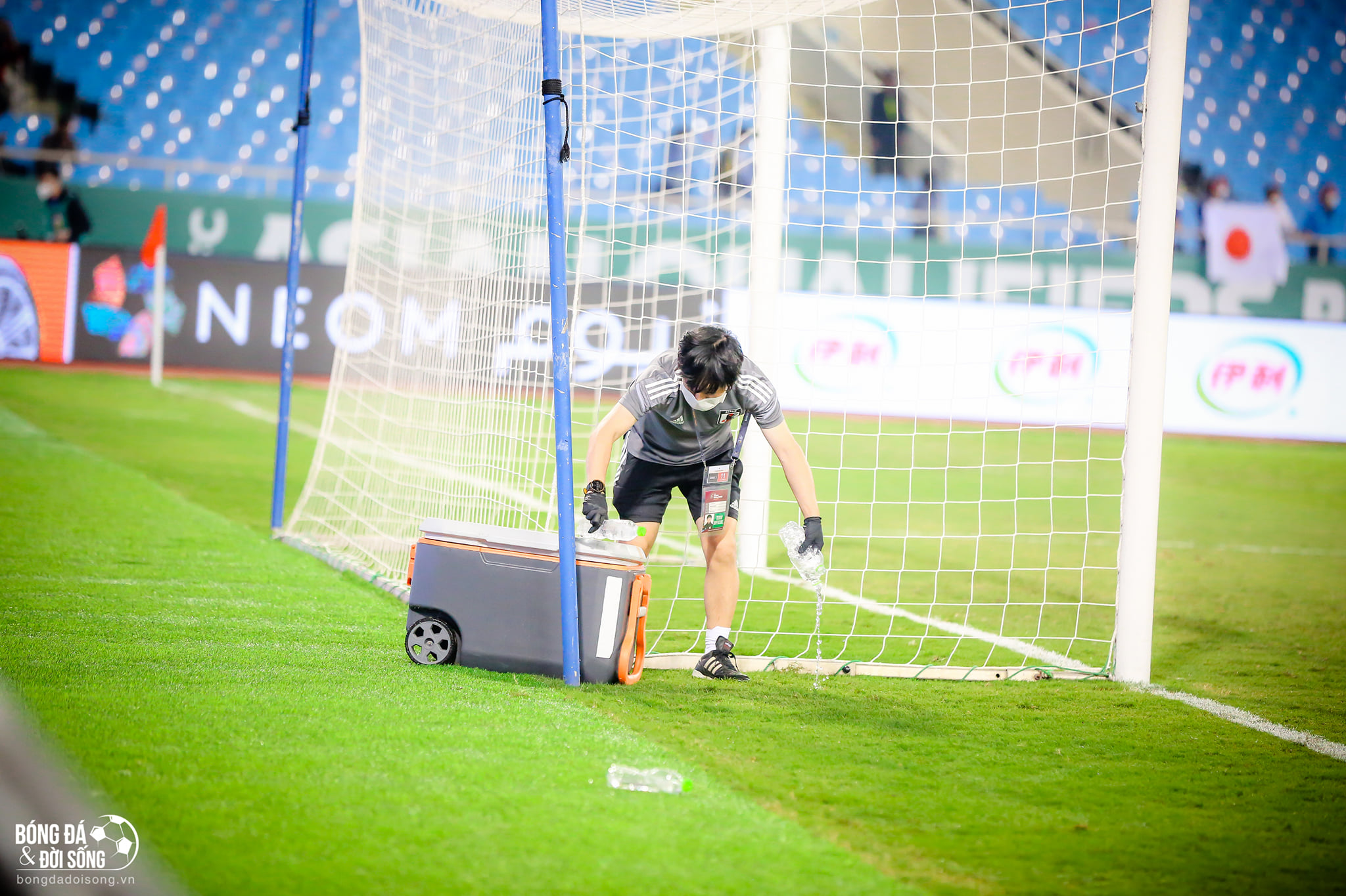 Hành động đẹp: Một thành viên của ĐT Nhật Bản đã đi quanh sân cỏ nhặt hết chai nước mà hai đội bỏ sót sau trận đấu - ảnh 5