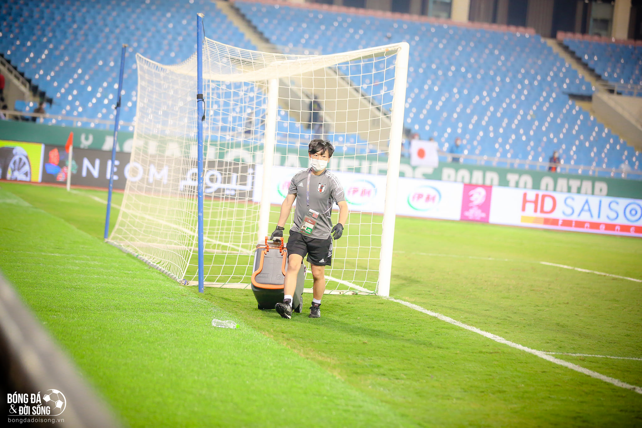 Hành động đẹp: Một thành viên của ĐT Nhật Bản đã đi quanh sân cỏ nhặt hết chai nước mà hai đội bỏ sót sau trận đấu - ảnh 4