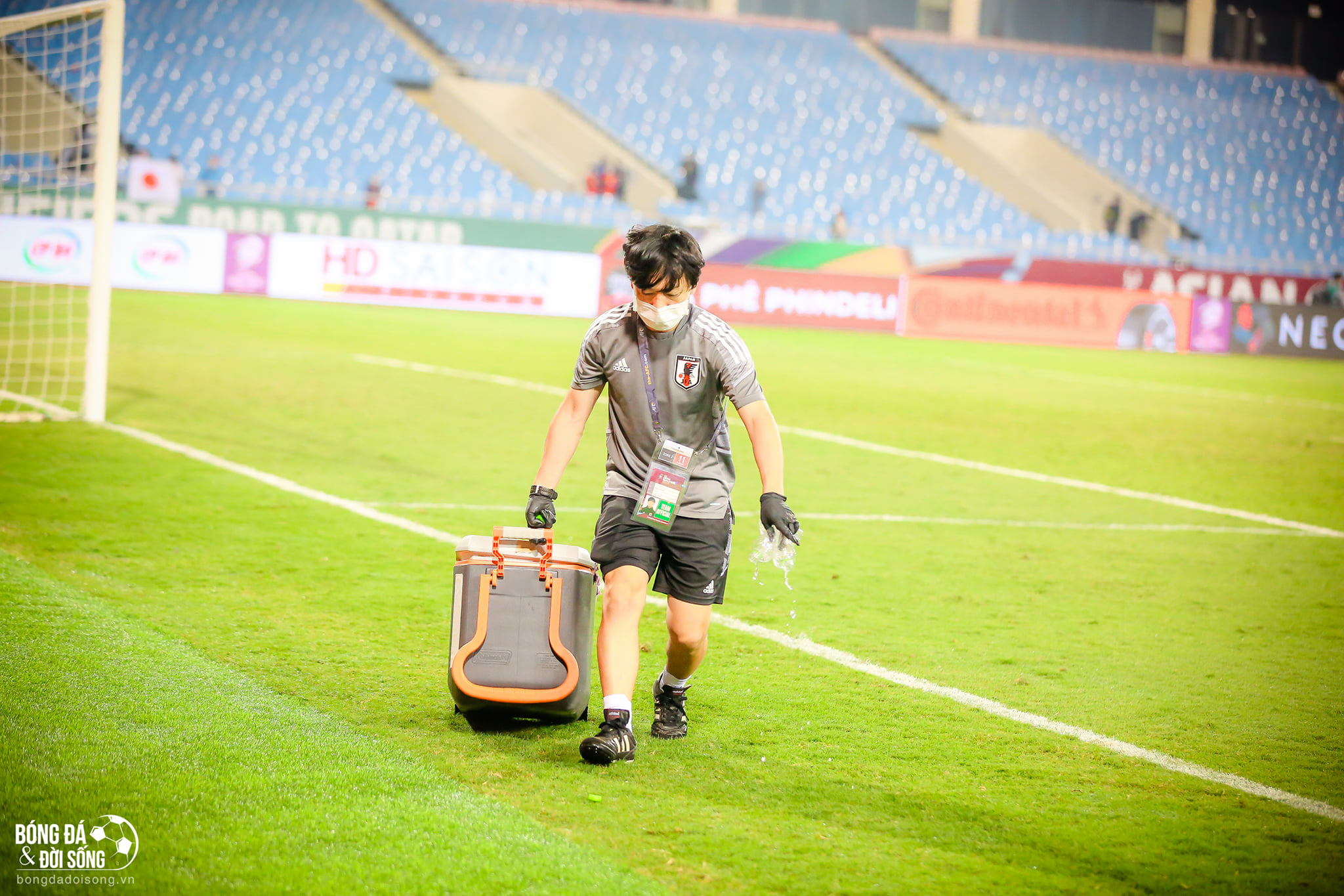 Hành động đẹp: Một thành viên của ĐT Nhật Bản đã đi quanh sân cỏ nhặt hết chai nước mà hai đội bỏ sót sau trận đấu - ảnh 7